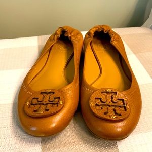 Tory Burch size 7 camel tumbled leather flats, near perfect condition!